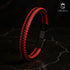 Rotes Uniqal Lederarmband vor dunklem Hintergrund – exklusiv, maskulin und das ideale Accessoire für Fußballfans und Trendbewusste.